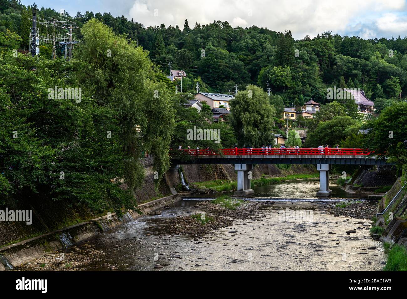 Die Nakabashi-Brücke über den Fluss Miyakawa ist eines der berühmtesten Wahrzeichen von Takayama, Präfektur Gifu, Japan Stockfoto