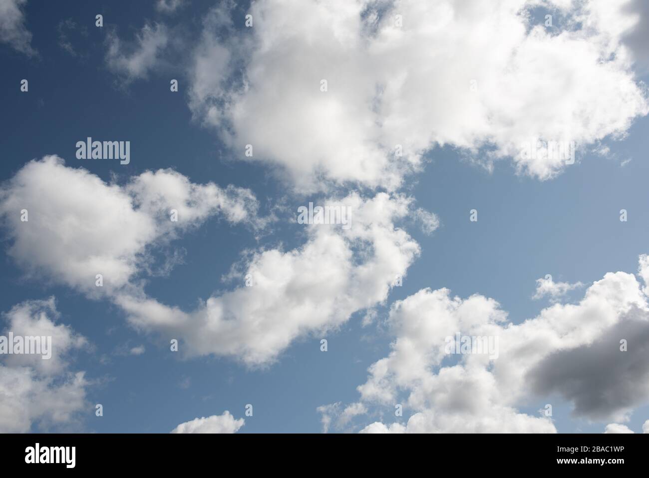 Wettervorhersage leicht bewölkte Sturmwolken bestahlen den blauen Himmel mit Sonnenschein Stockfoto