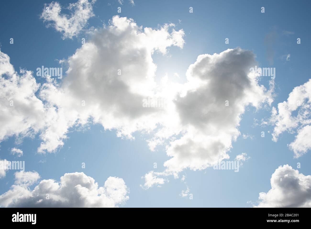 Wettervorhersage leicht bewölkte Sturmwolken bestahlen den blauen Himmel mit Sonnenschein Stockfoto