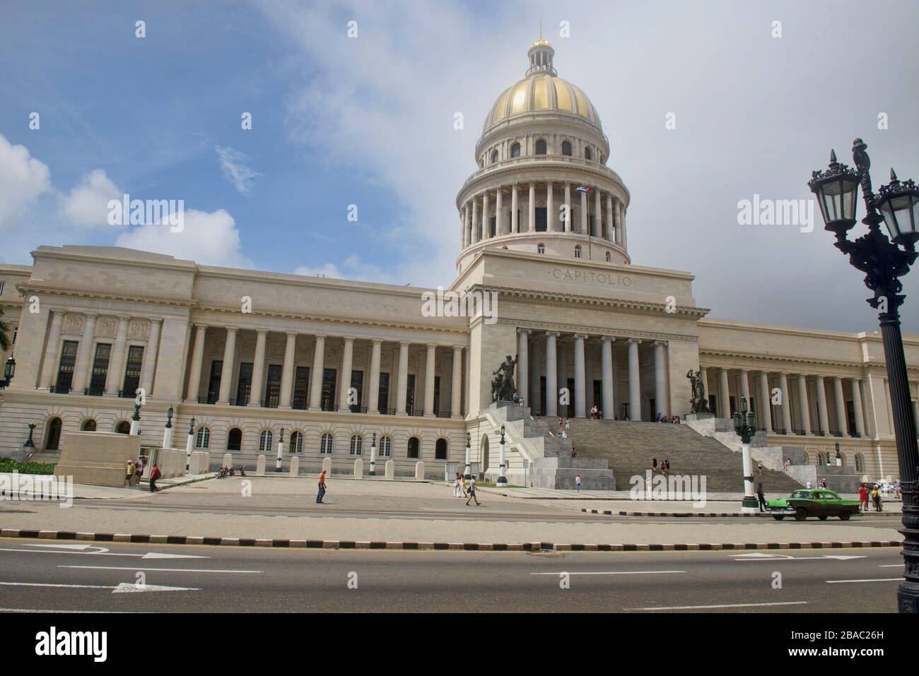 Oldtimer fahren am Capitolio-Gebäude, Havanna, Kuba, vorbei Stockfoto