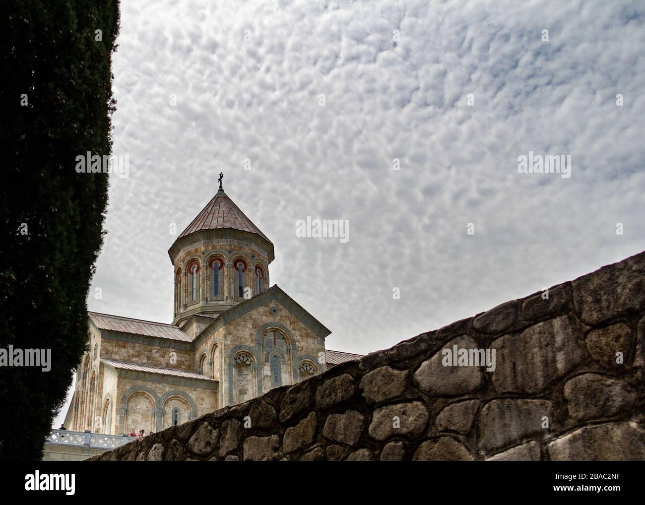 Das Kloster St. Nino in Bodbe ist eine georgisch-orthodoxe Kirche und weitere Sakralbauten in der Nähe von Sighnaghi, Kakheti, Georgia. Stockfoto