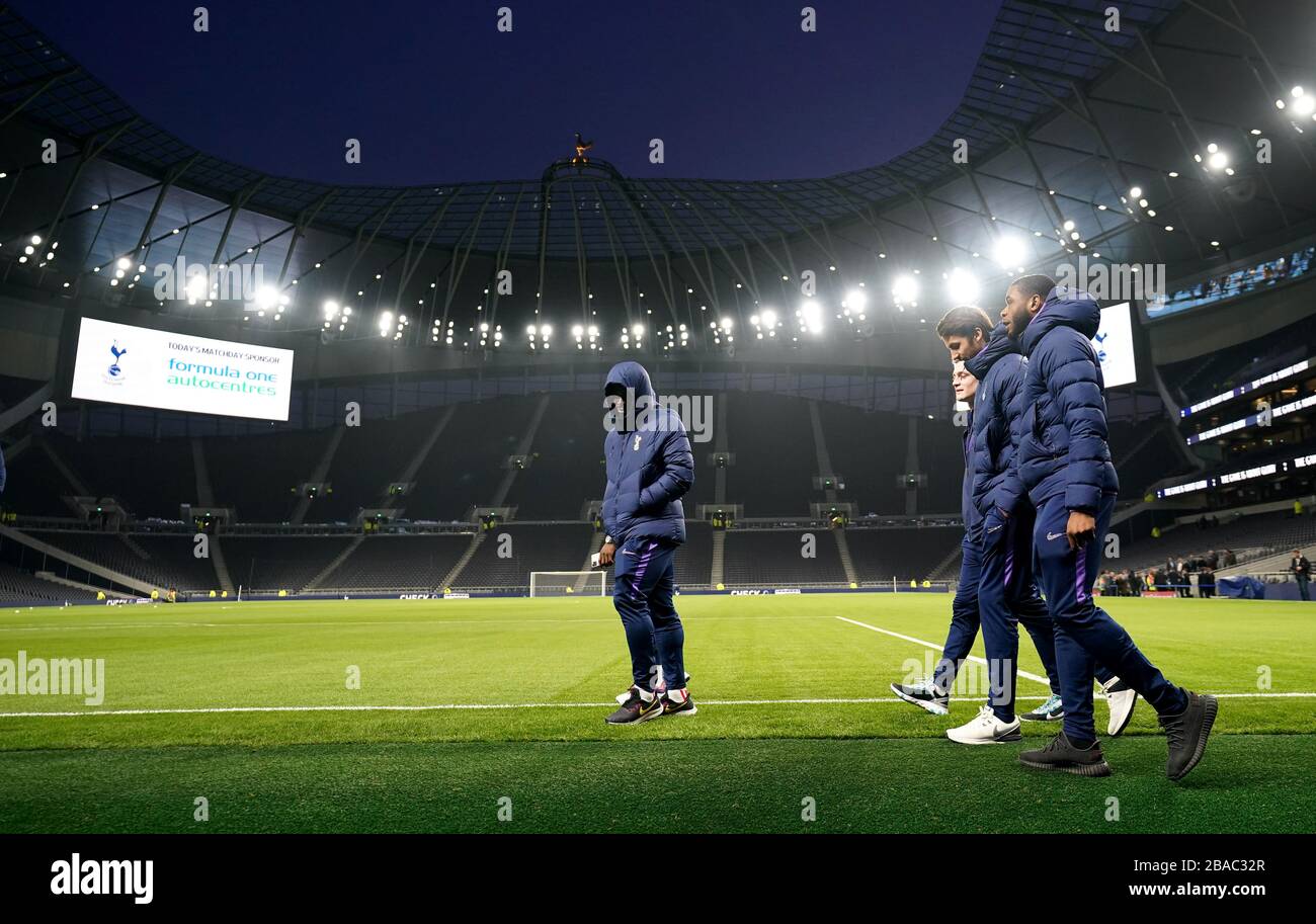 Der Serge Aurier von Tottenham Hotspur (links) kommt an Stockfoto