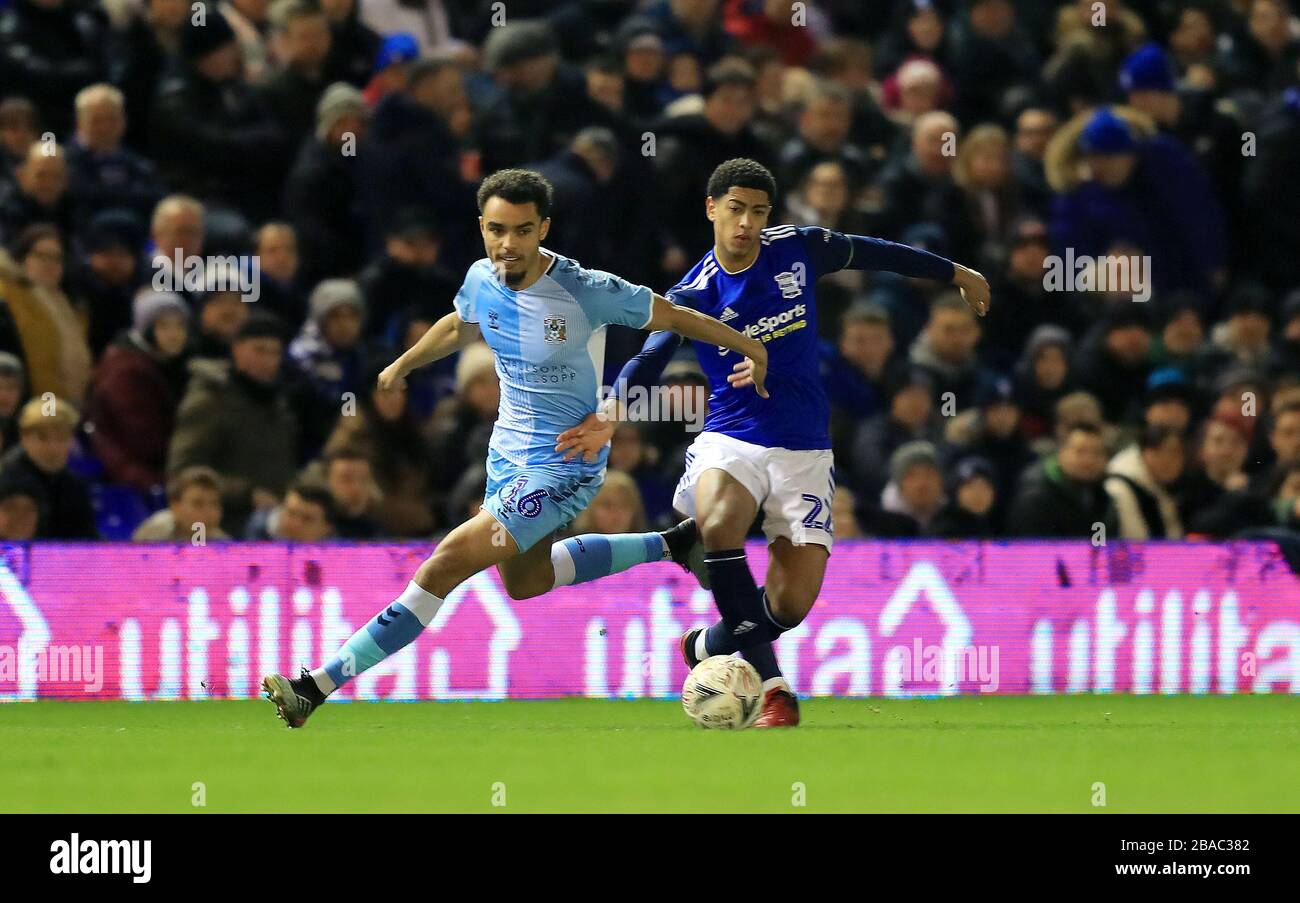 Josh Pask (links) von Coventry City und Jude Bellingham von Birmingham City kämpfen um den Ball Stockfoto