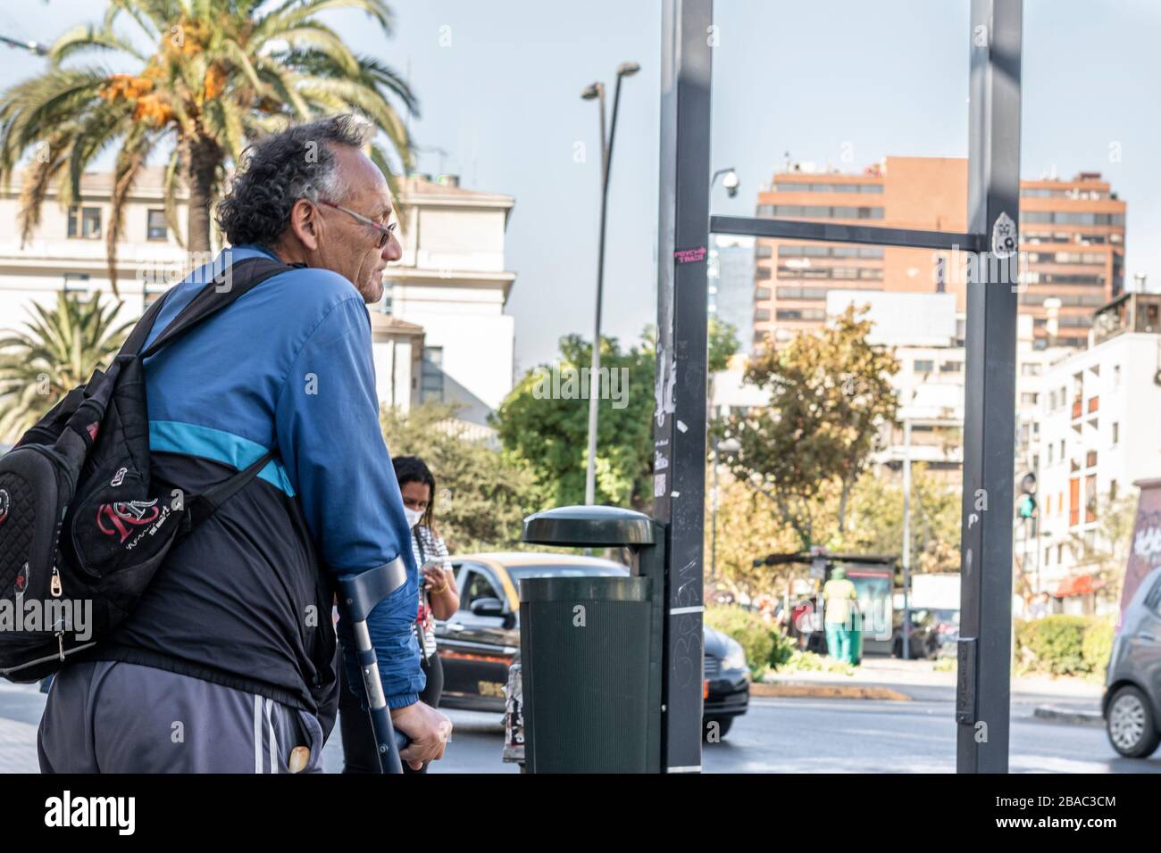 Echte Obdachlose, die in den letzten Stunden vor der Sperrung wegen der Coronavirus-Krankheit COVID-19 in den Straßen von Providencia besorgt und verlassen wurden Stockfoto