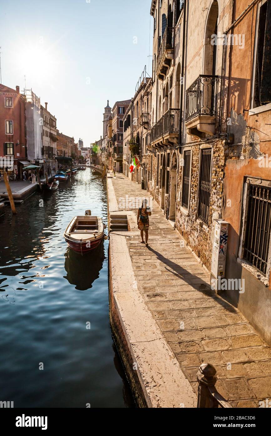 Ein Kanal im Gebiet Dorsoduro von Venic, Italien. Stockfoto