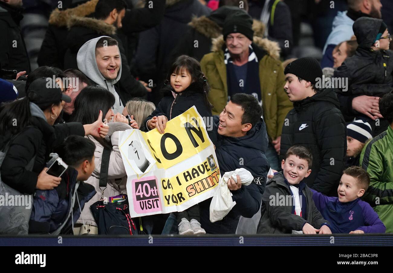 Ein Fan erhält das Trikot von Tottenham Hotspur's Son Heung-min Stockfoto