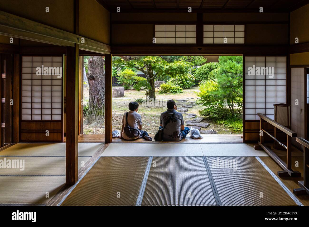 Ein Paar sitzt im Takayama Jinya (ehemalige Heimat des Gouverneurs der Provinz Hida) und genießt den Garten, Japan Stockfoto