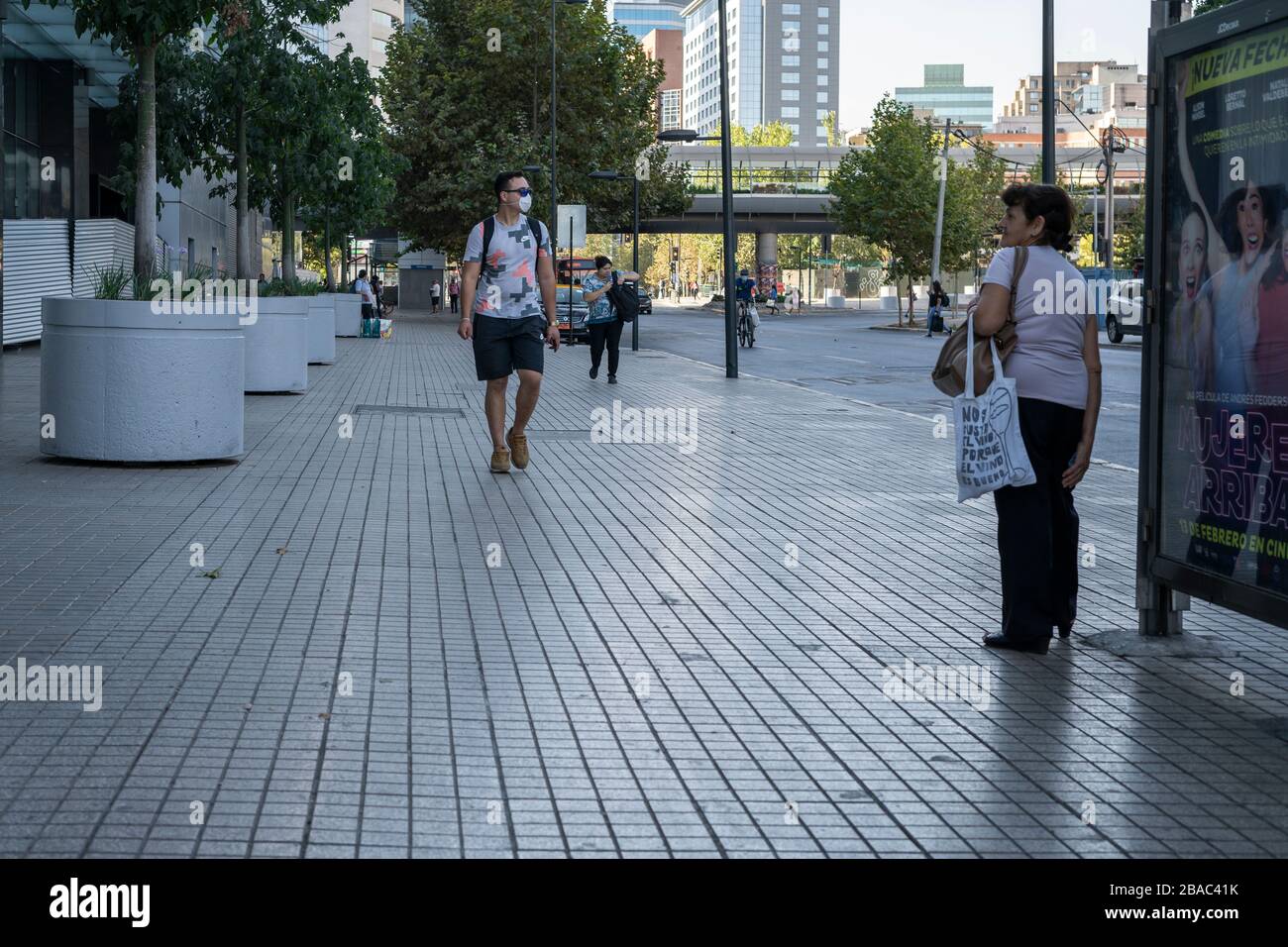 Echte Menschen besorgt und zu Fuß in Providencia Straßen in den letzten Stunden vor der Ausgangssperre wegen der Coronavirus-Krankheit COVID-19 Stockfoto