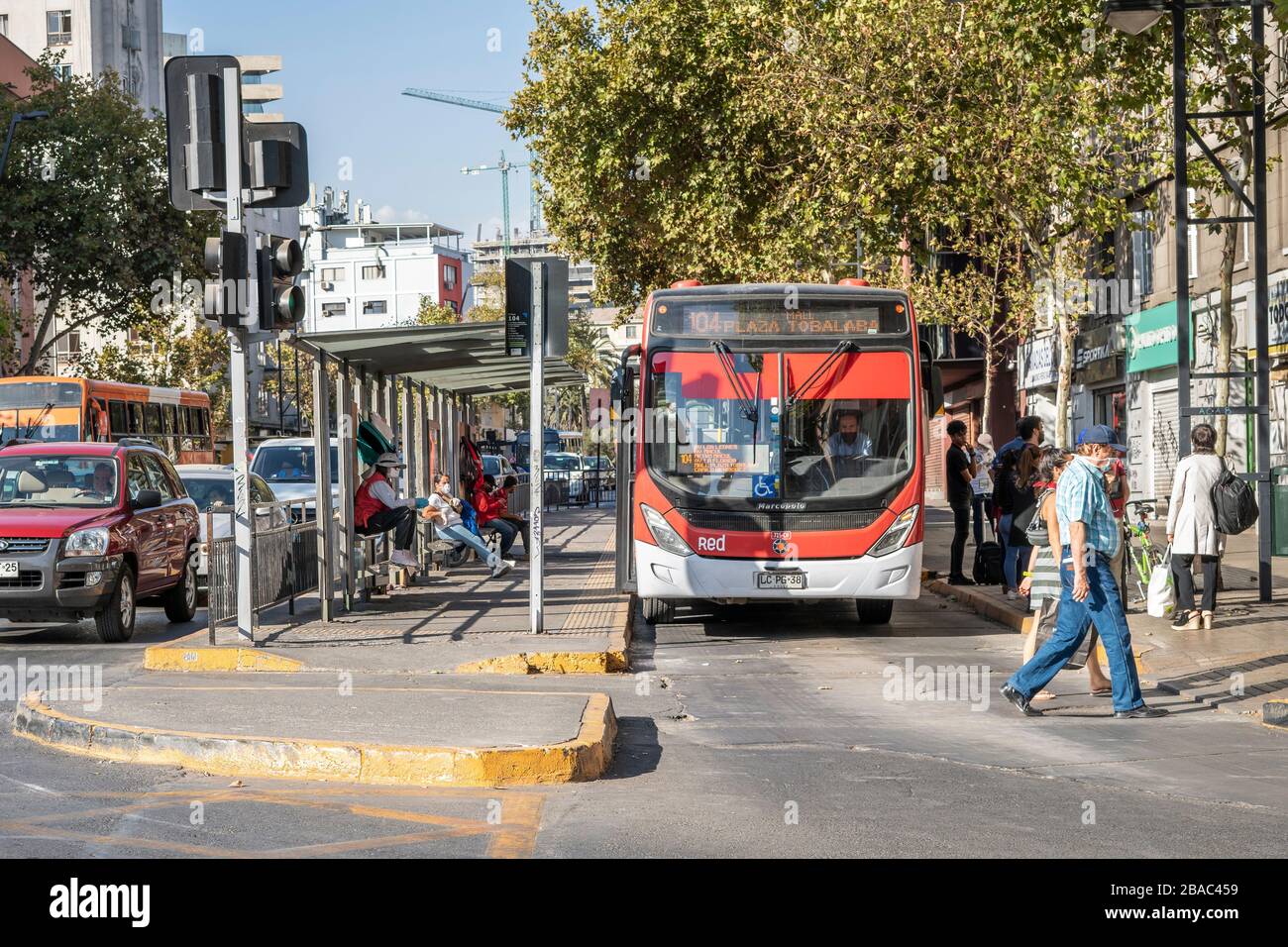 Öffentliche Verkehrsmittel mit leeren Bussen in den Straßen von Providencia in den letzten Stunden vor der Sperrung des Coronavirus COVID-19 Santiago, Chile, 26.03.2020 Stockfoto