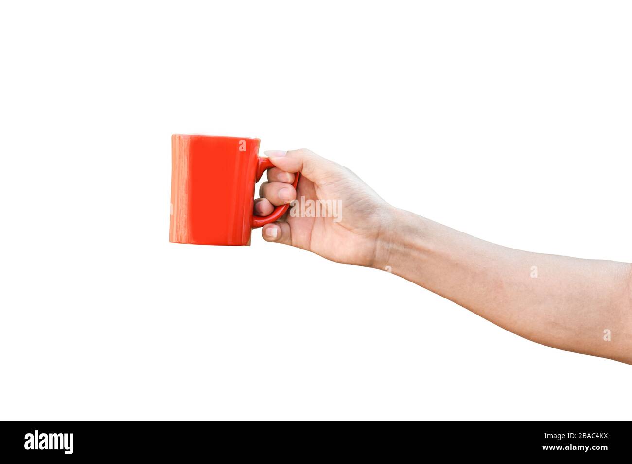 Hand hält roten Becher isoliert auf weißem Hintergrund mit Beschneidungspfad. Stockfoto