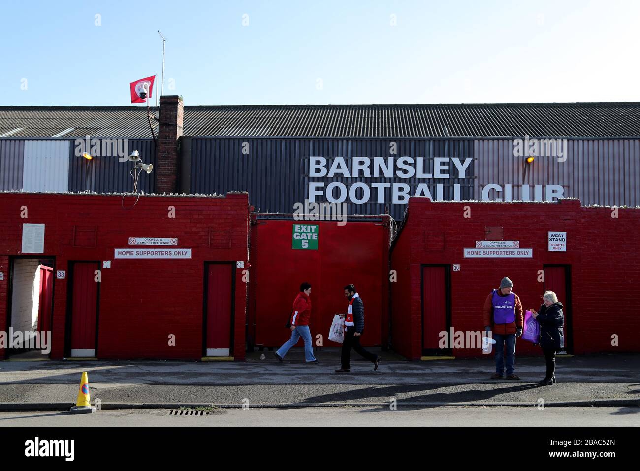 Eine allgemeine Ansicht des Fußballs von Oakwell vor dem Spiel Stockfoto
