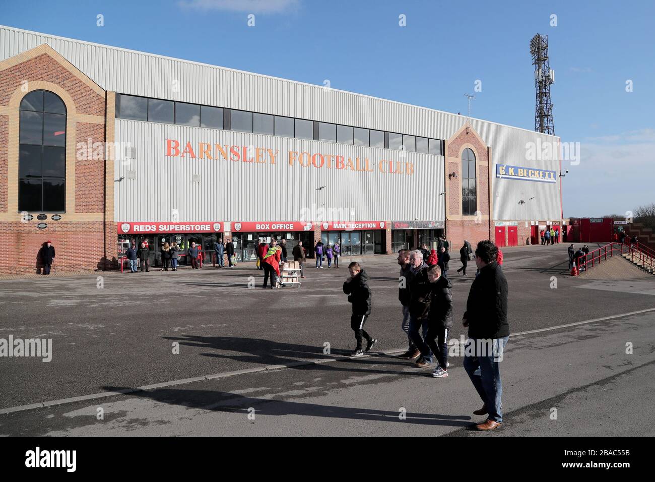 Eine allgemeine Ansicht des Fußballs von Oakwell vor dem Spiel Stockfoto