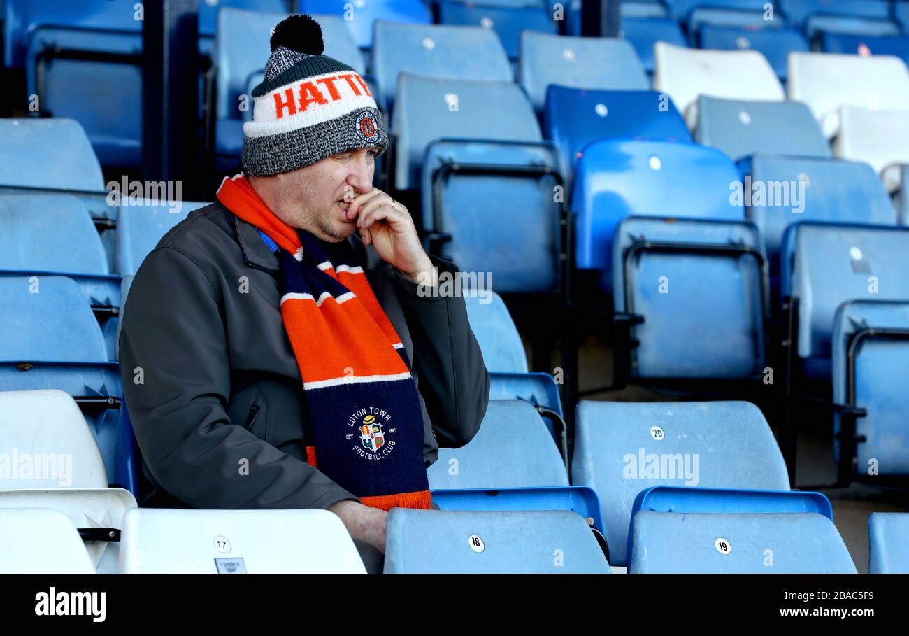 Ein Luton Town Fan in den Ständen vor dem Spiel Stockfoto
