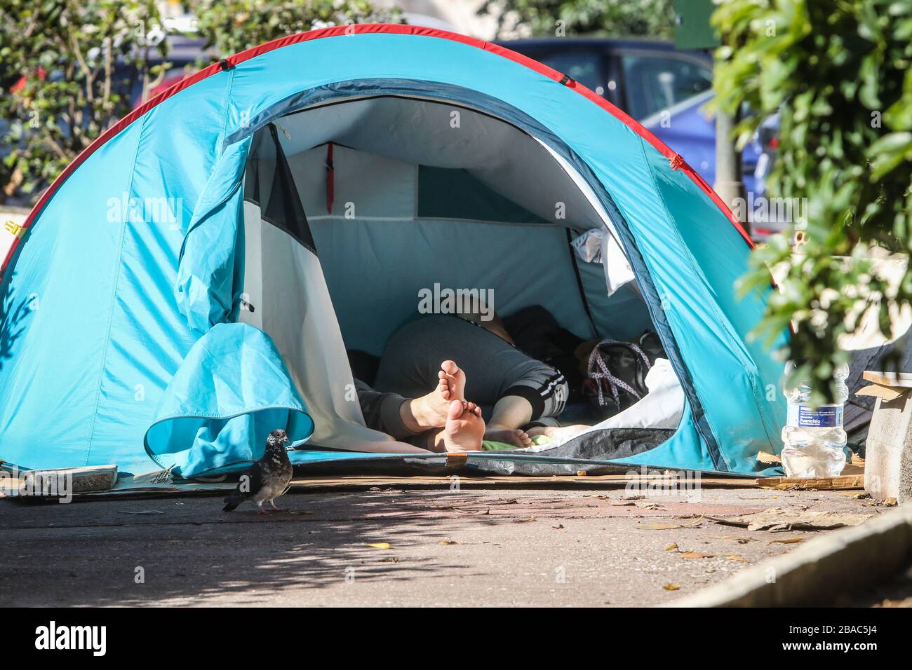 März 2020: 26. März 2020 (Málaga) beginnen Sie, Indingentes mit eigenen Zelten in der Nähe des Zivilkrankenhauses von Málaga zu campen, da sie aus ihren Häusern vertrieben wurden und aufgrund der Krise der Coronavirus Credit aus wirtschaftlichen Gründen nirgendwo hingehen können: Lorenzo Carnero/ZUMA Wire/Alamy Live News Stockfoto