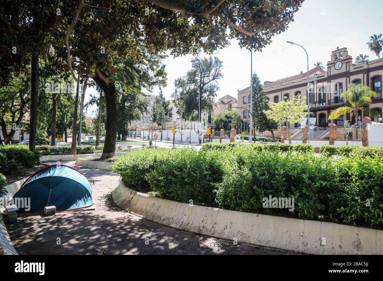 März 2020: 26. März 2020 (Málaga) beginnen Sie, Indingentes mit eigenen Zelten in der Nähe des Zivilkrankenhauses von Málaga zu campen, da sie aus ihren Häusern vertrieben wurden und aufgrund der Krise der Coronavirus Credit aus wirtschaftlichen Gründen nirgendwo hingehen können: Lorenzo Carnero/ZUMA Wire/Alamy Live News Stockfoto