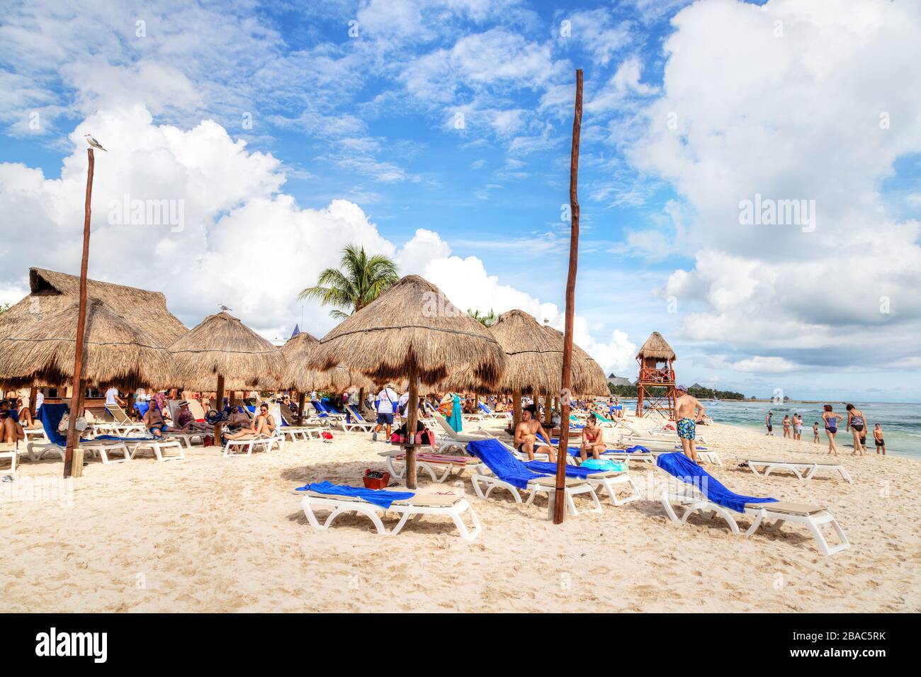 Riviera Maya, Mexiko - 22. Dezember 2019: Strandgänger strömen während des beliebten Winterflucht zu den tropischen Stränden der Riviera Maya in der Nähe von Cancun, Mexiko Stockfoto