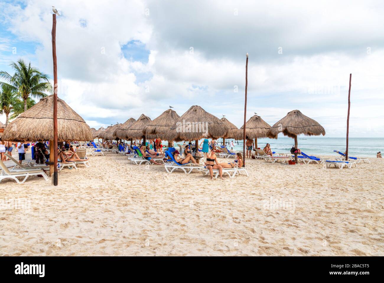Riviera Maya, Mexiko - 22. Dezember 2019: Strandgänger strömen während des beliebten Winterflucht zu den tropischen Stränden der Riviera Maya in der Nähe von Cancun, Mexiko Stockfoto