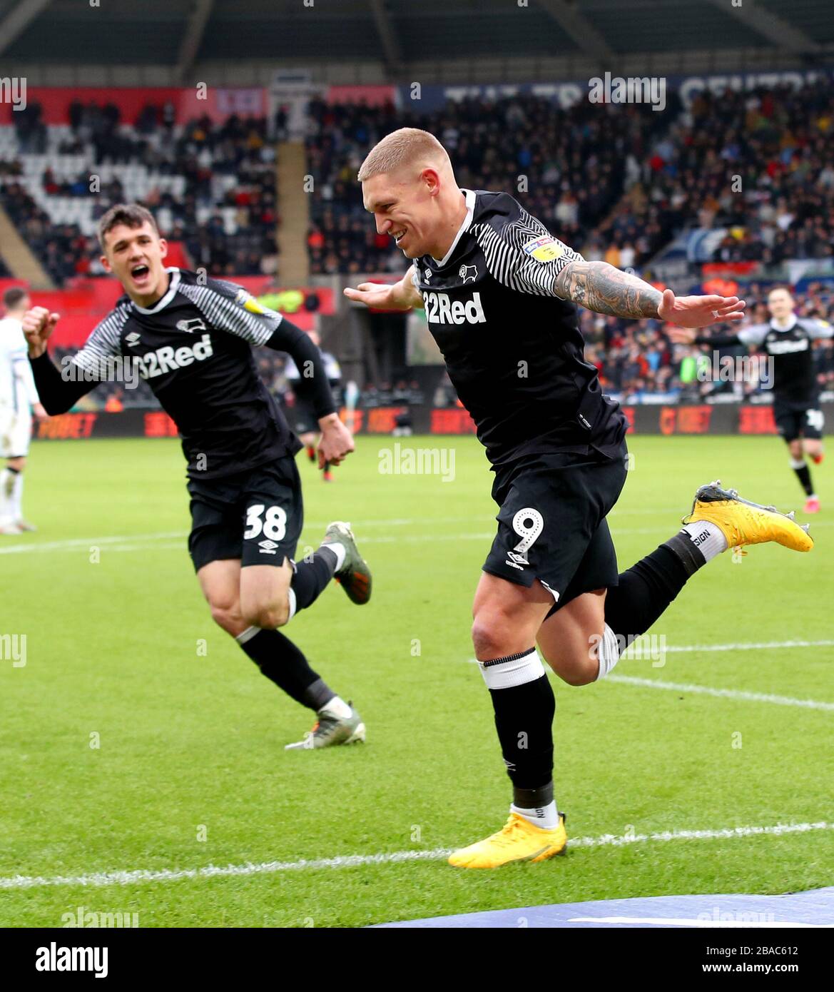 Martyn Waghorn (rechts) von Derby County feiert das erreichen des ersten Tores seiner Seite Stockfoto