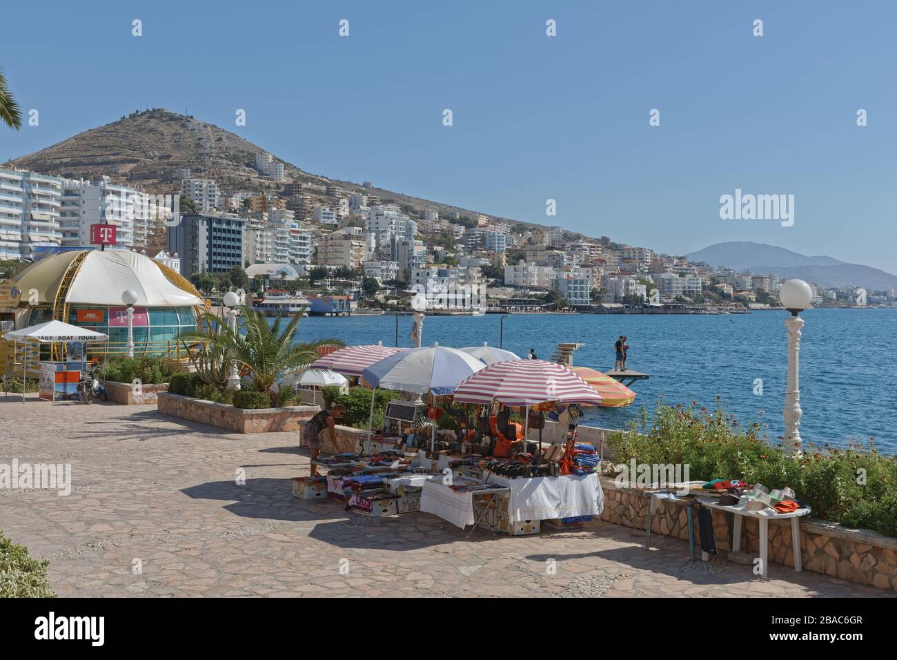 Saranda Souvenirläden an der Küstenpromenade Albaniens Stockfoto