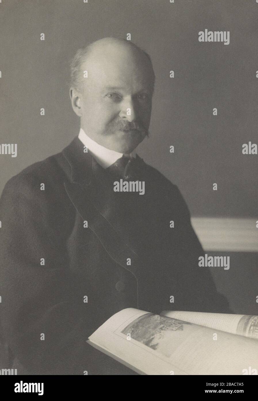 Charles Follen McKim, war im Jahr 1872 Gründer der Architektenfirma beaux arts der McKim, Mead & White. Sein Mitbegründer war William Rutherford Mead. Stanford White trat 1879 bei. Foto von Frances Benjamin Johnston, c 1900 (BSLOC_2018_4_16) Stockfoto