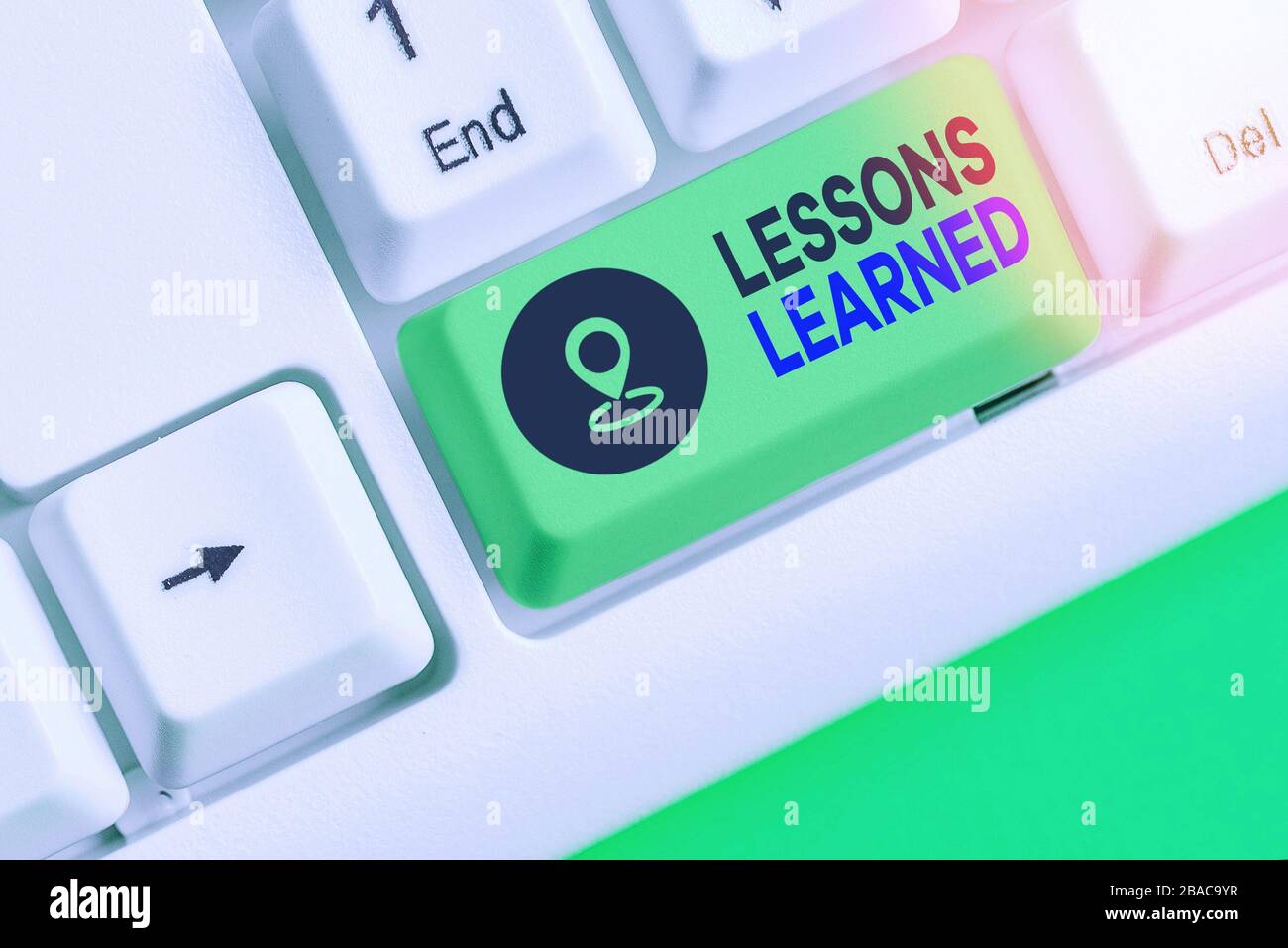 Schreiben Hinweis Übersicht Lektionen gelernt. Business Konzept für das Wissen oder Verständnis von Erfahrungen Stockfoto