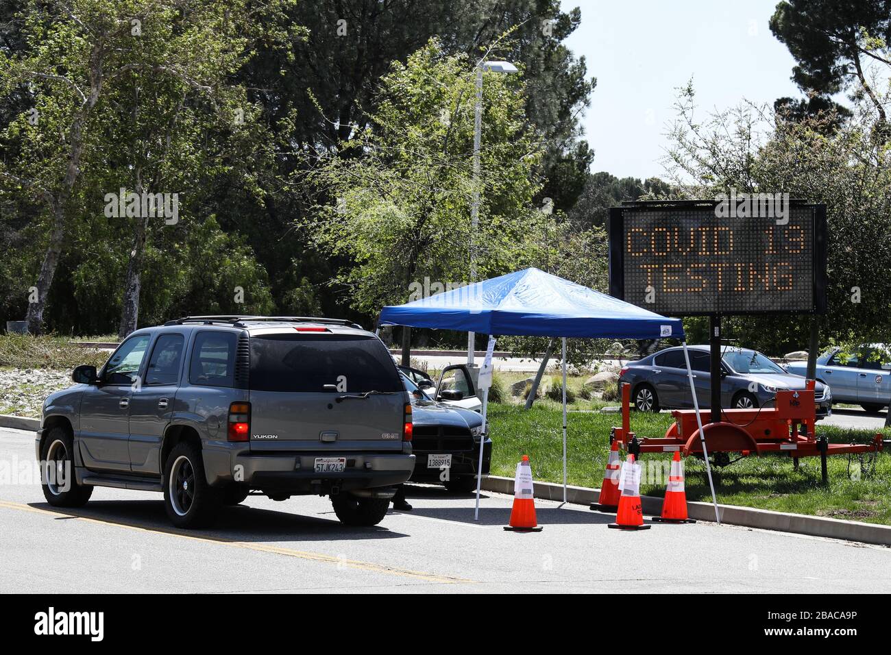 Pacoima, Vereinigte Staaten. März 2020. PACOIMA, LOS ANGELES, KALIFORNIEN, USA - 26. MÄRZ: Ein Auto steht vor dem Eingang eines Coronavirus COVID-19-Testzentrums im Hansen Dam Park am 26. März 2020 in Pacoima, Los Angeles, Kalifornien, USA. Kalifornien, der bevölkerungsreichste US-Staat, war einer der schlimmsten Folgen während der Pandemie. (Foto von Xavier Collin/Image Press Agency) Credit: Image Press Agency/Alamy Live News Stockfoto