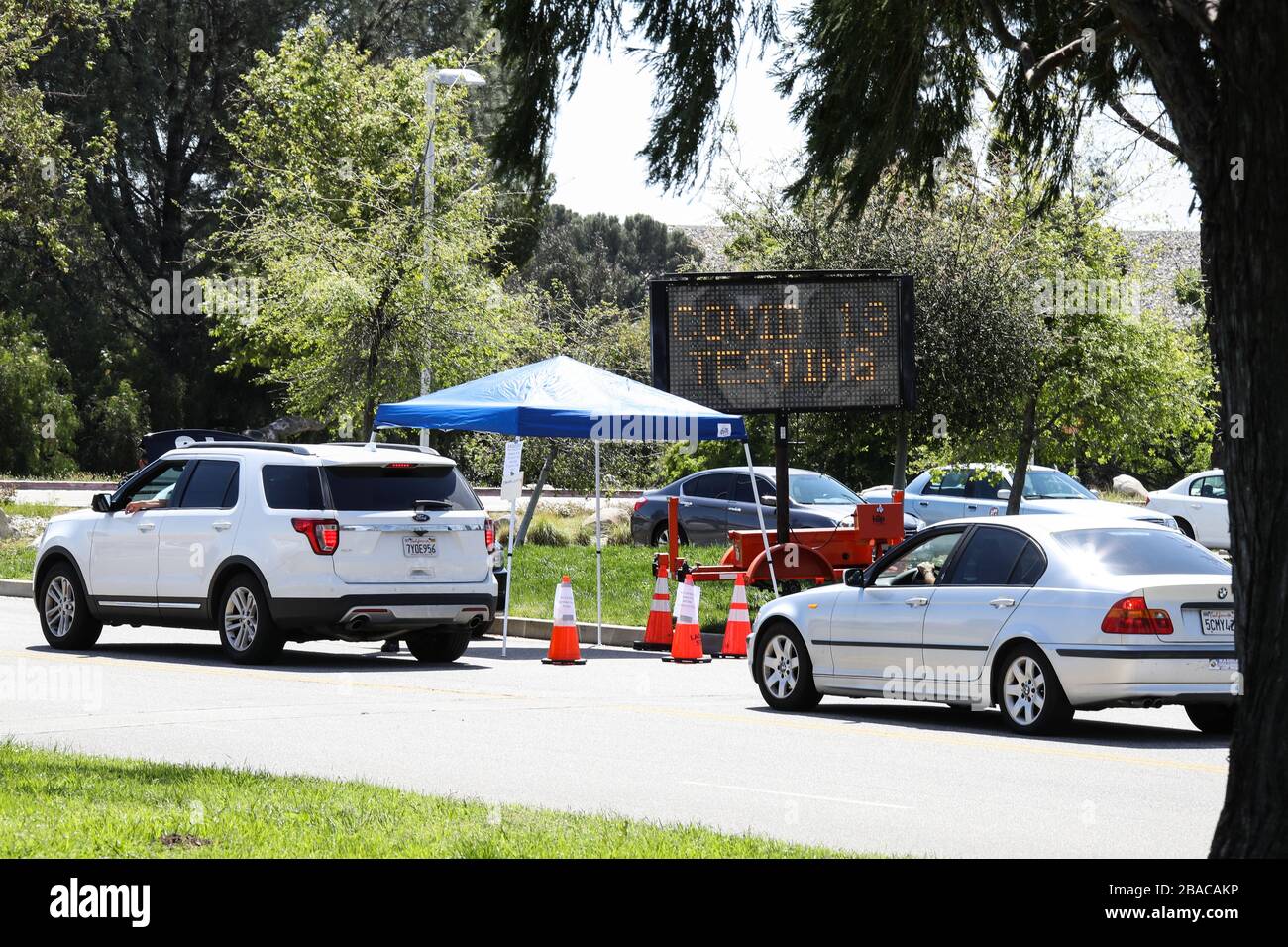 Pacoima, Vereinigte Staaten. März 2020. PACOIMA, LOS ANGELES, KALIFORNIEN, USA - 26. MÄRZ: Autos warten bis zum Eingang eines Coronavirus COVID-19-Testzentrums im Hansen Dam Park am 26. März 2020 in Pacoima, Los Angeles, Kalifornien, USA. Kalifornien, der bevölkerungsreichste US-Staat, war einer der schlimmsten Folgen während der Pandemie. (Foto von Xavier Collin/Image Press Agency) Credit: Image Press Agency/Alamy Live News Stockfoto