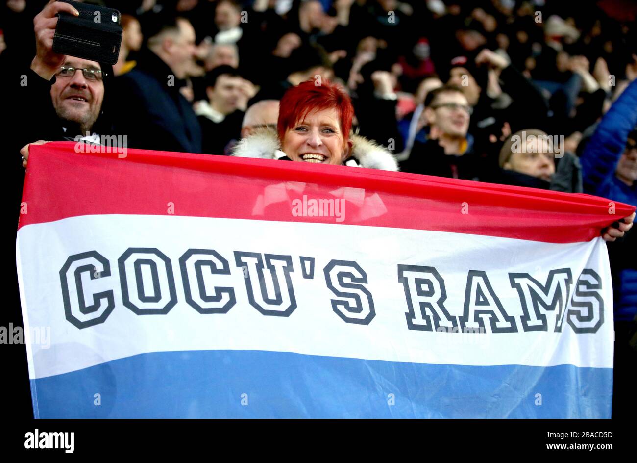 Ein Derby County Fan auf den Tribünen hält ein Cocu's Rams Banner auf, als sie die Ergebnisse am Ende des Spiels feiert Stockfoto