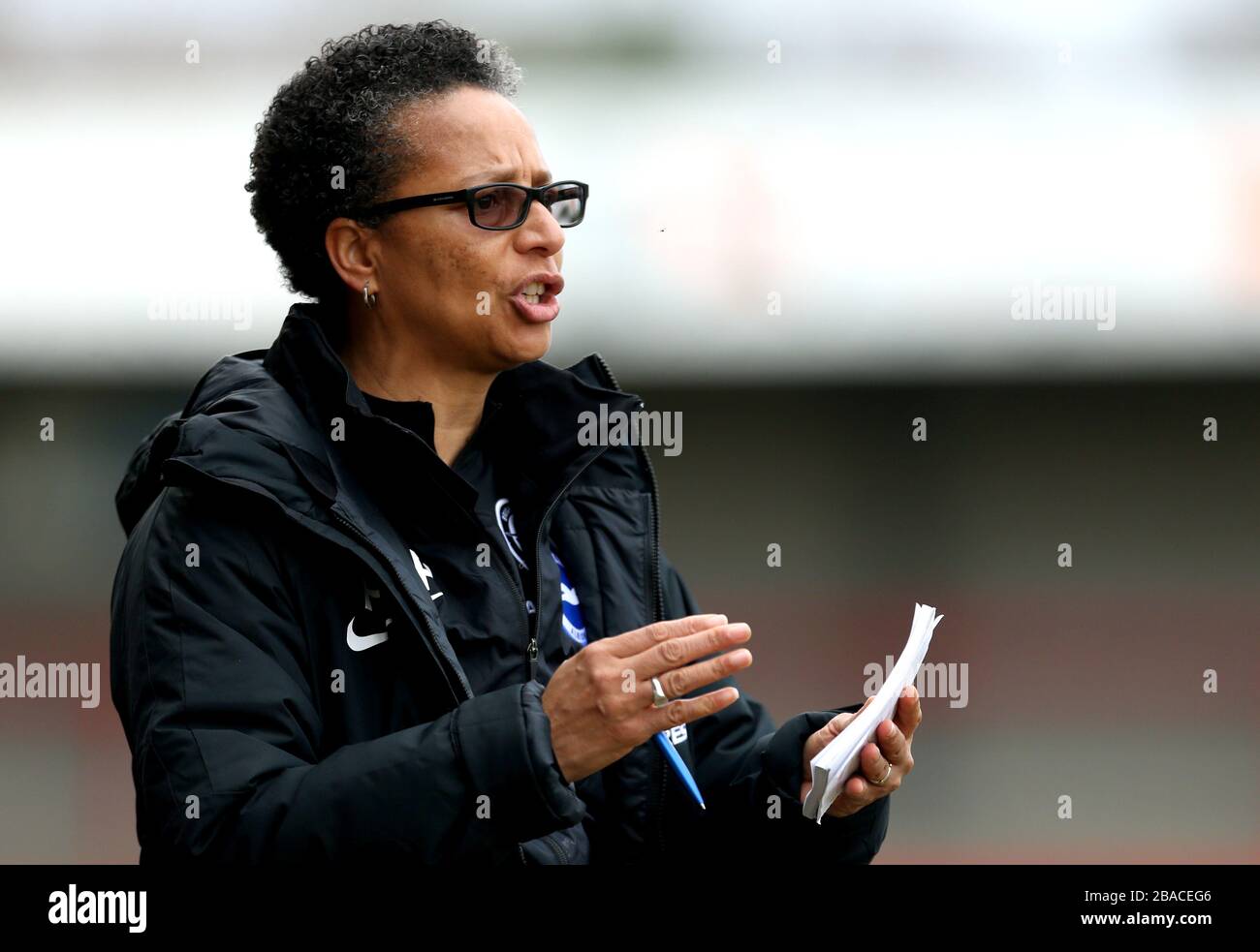 Brighton und Hove Albion Manager Hope Powell leiten ihr Team während des Spiels von der Touchline Stockfoto