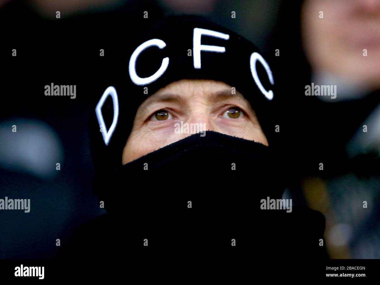 Ein Derby County Fan auf den Tribünen während der Partie Stockfoto