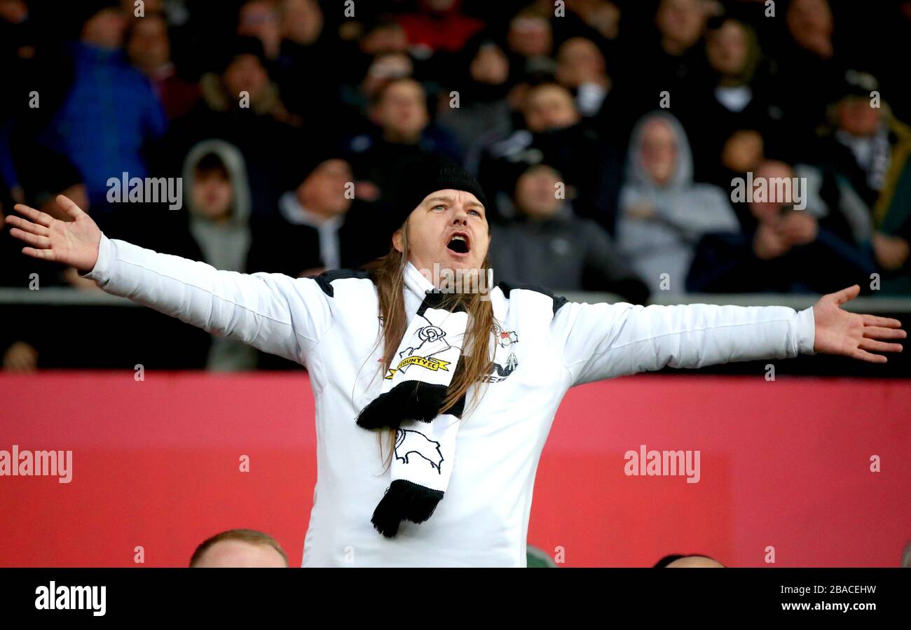 Ein Derby-County-Fan auf den Tribünen zeigt ihre Unterstützung Stockfoto