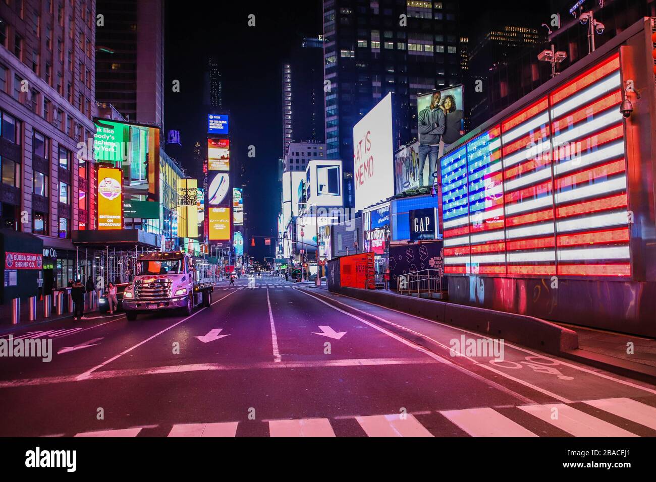 New York, Vereinigte Staaten. März 2020. Bewegung auf dem Times Square in New York in den Vereinigten Staaten am Donnerstagabend, dem 26. Mit mehr als 82 Tausend Fällen wurden die Vereinigten Staaten an diesem Donnerstag (26) das Land mit den meisten bestätigten Fällen von Covid-19 in der Welt, wobei sie Italien und China überflügelten, so eine Umfrage der amerikanischen Universität Johns Hopkins. Kredit: Brasilien Photo Press/Alamy Live News Stockfoto