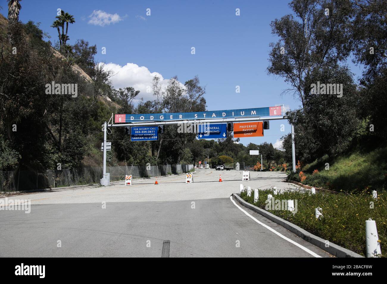 Los Angeles, Vereinigte Staaten. März 2020. ELYSIAN PARK, LOS ANGELES, KALIFORNIEN, USA - 26. MÄRZ: Außenansicht des Stadionway (Gate E)-Eingangs zum Dodger Stadium an dem Tag, an dem der Hauptliga-Baseball-Eröffnungstag sein sollte, der aufgrund der Coronavirus COVID-19-Pandemie am 26. März 2020 im Elysian Park, Los Angeles, Kalifornien, Vereinigte Staaten verschoben wurde. (Foto von Xavier Collin/Image Press Agency) Credit: Image Press Agency/Alamy Live News Stockfoto