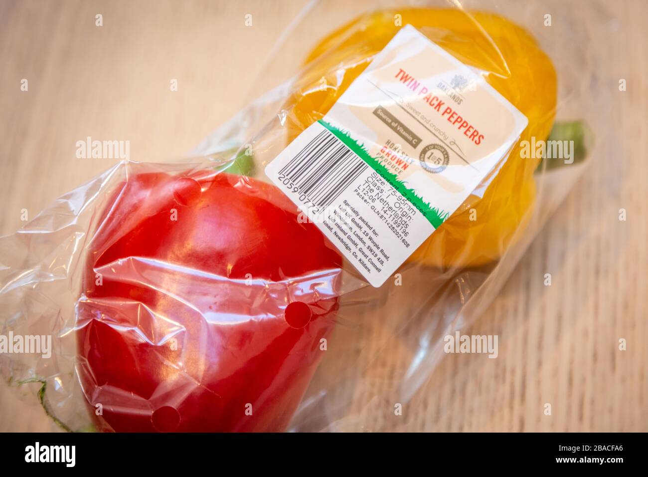 Zwei Paprika, die in Kunststoff von Lidl gewickelt sind Stockfoto