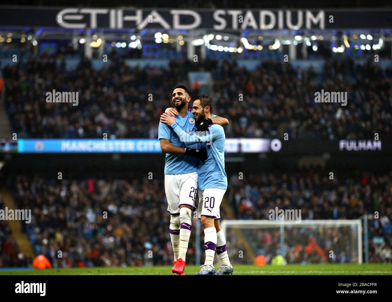 Bernardo Silva (rechts) von Manchester City feiert mit Teamkollege Riyad Mahrez das zweite Tor seiner Seite Stockfoto