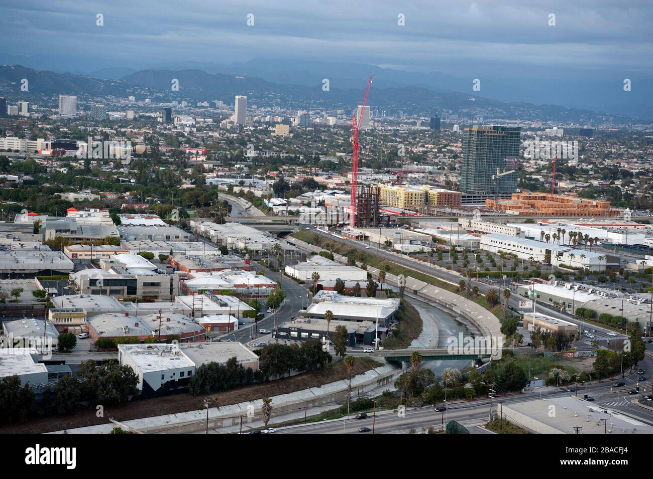 Überblick über Culver City, das nach Norden blickt, während der Neubau Hochhäuser mit mehr Wohneinheiten in das Becken von Los Angeles bringt. Stockfoto