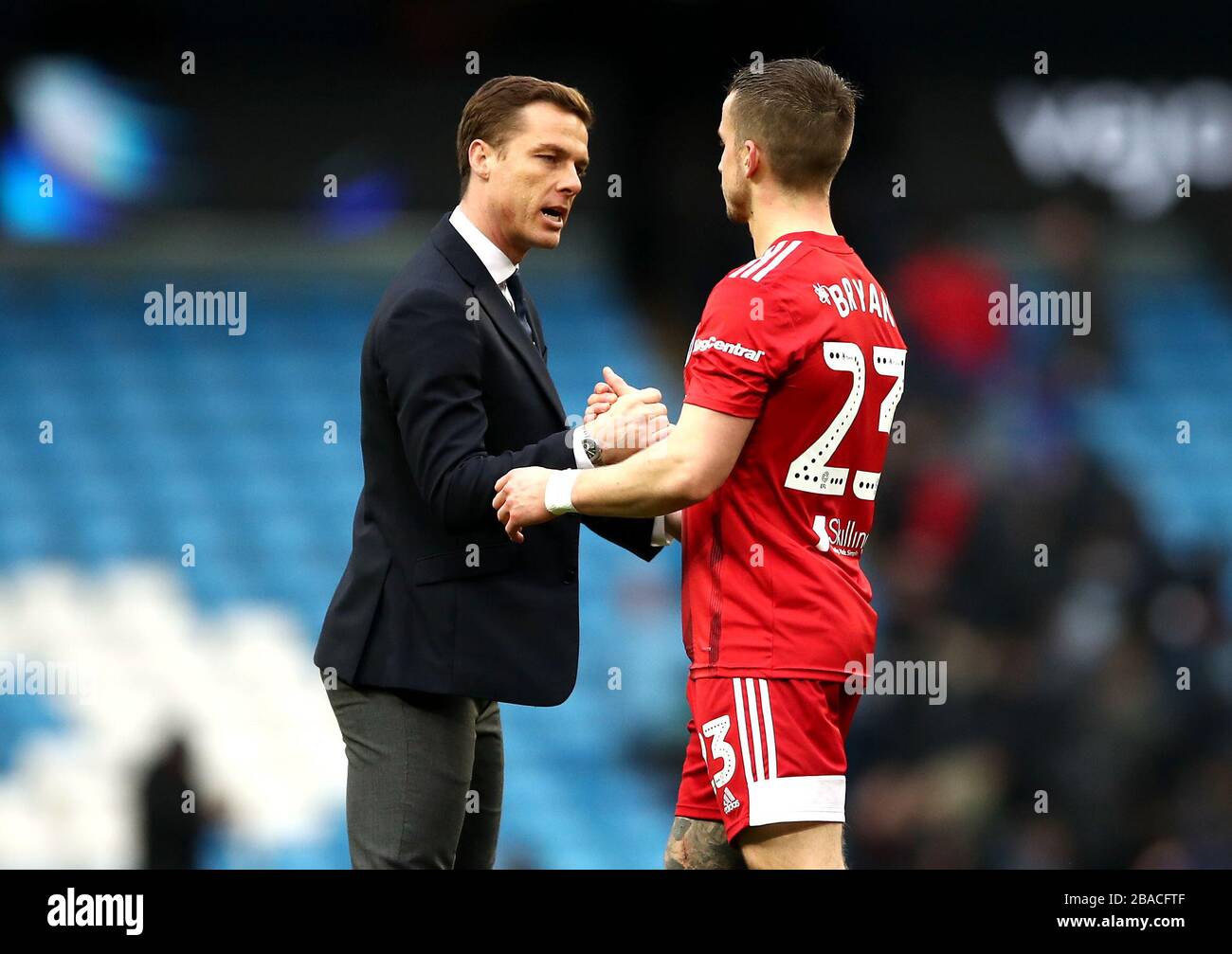 Fulham-Manager Scott Parker (links) schüttelt nach dem Schlusspfiff die Hände mit Joe Bryan Stockfoto