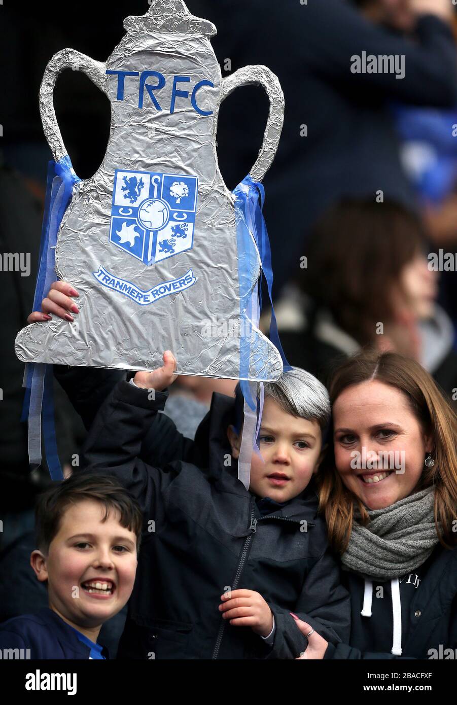 Tranmere Rovers Fans halten vor dem Spiel einen Replikatbecher Stockfoto