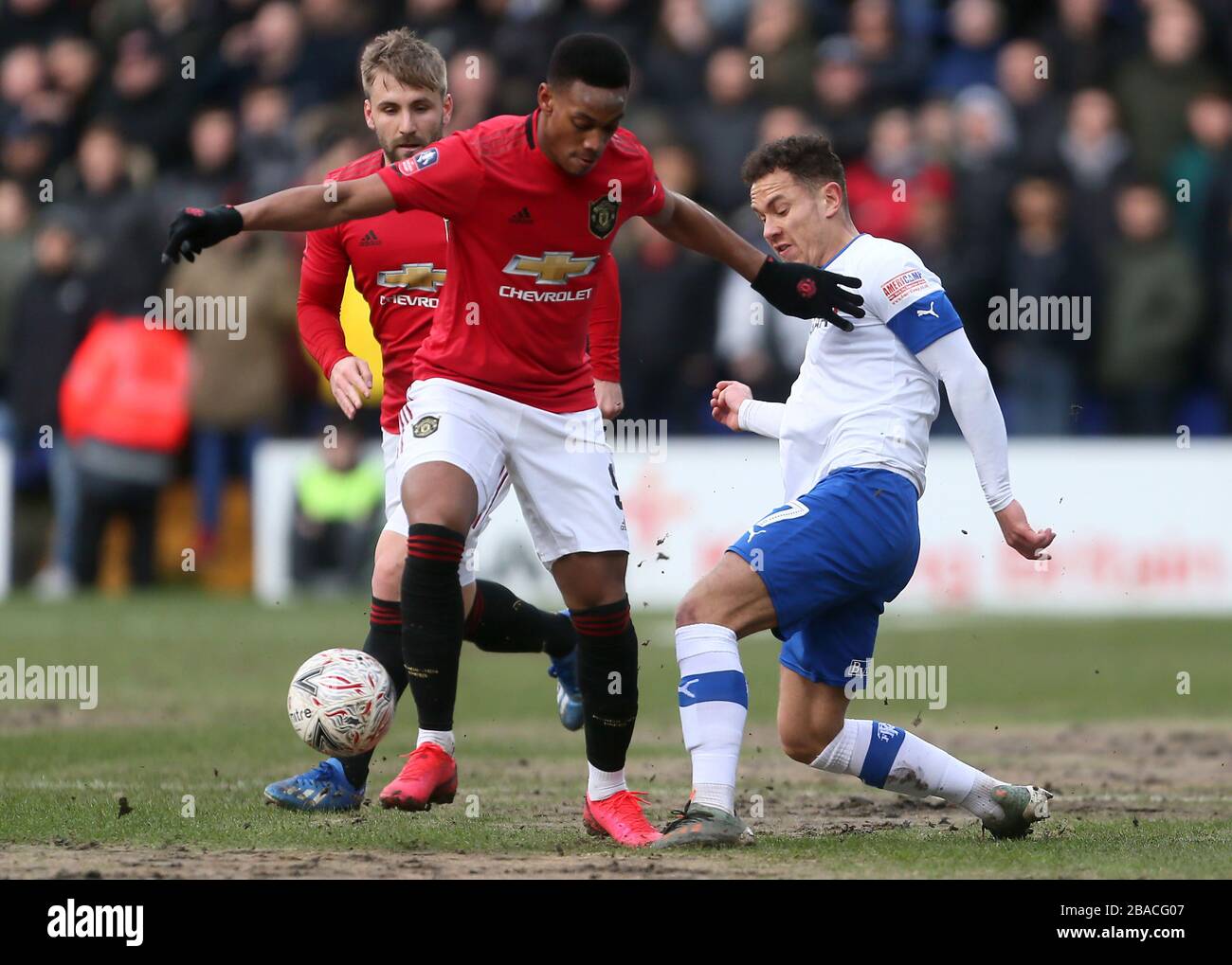 Anthony Martial (links) von Manchester United und der Kieron Morris von Tranmere Rovers kämpfen um den Ball Stockfoto