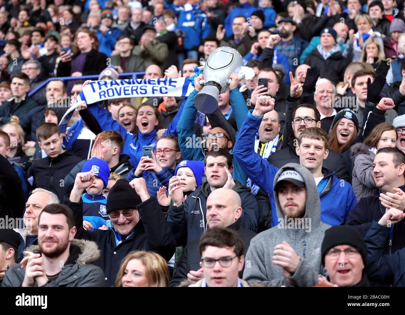 Tranmere Rovers Fans vor dem Anpfiff Stockfoto