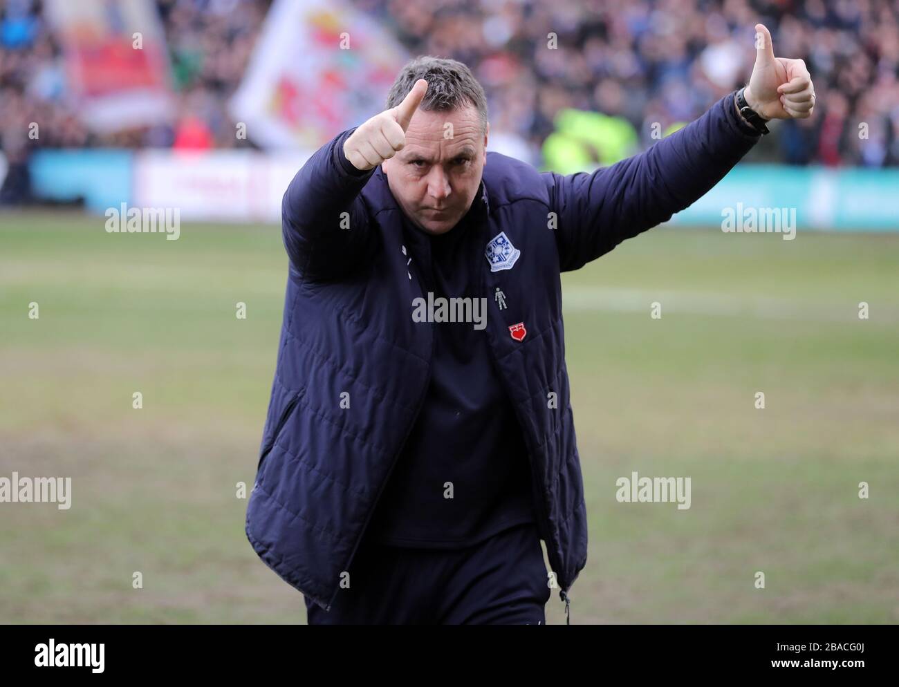 Tranmere Rovers Manager Micky Mellon lobt die Fans nach dem Schlusspfiff Stockfoto