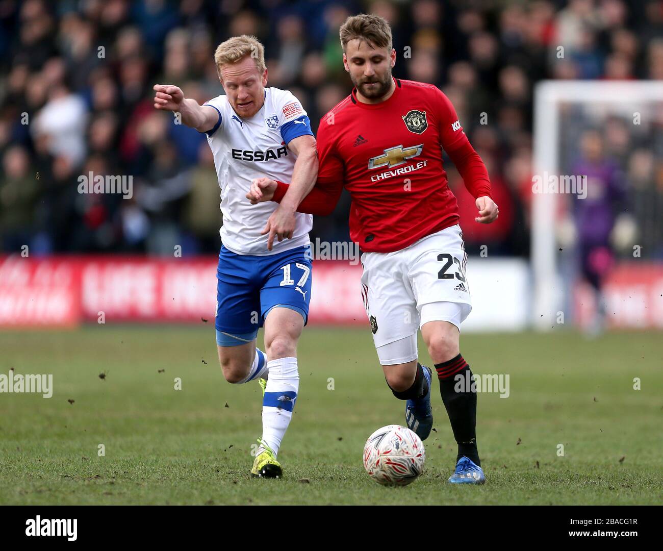 Tranmere Rovers' David Perkins (links) und Luke Shaw von Manchester United kämpfen um den Ball Stockfoto