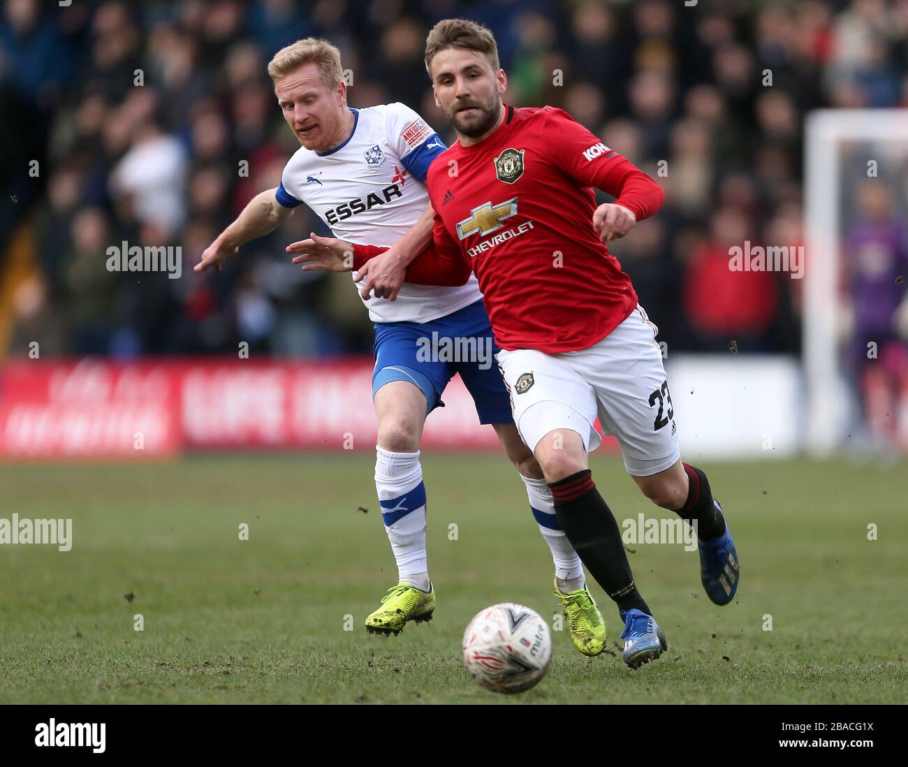 Tranmere Rovers' David Perkins (links) und Luke Shaw von Manchester United kämpfen um den Ball Stockfoto