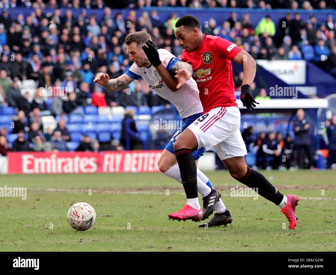 Tranmere Rovers' Peter Clarke (links) und Anthony Martial von Manchester United um den Ball kämpfen Stockfoto