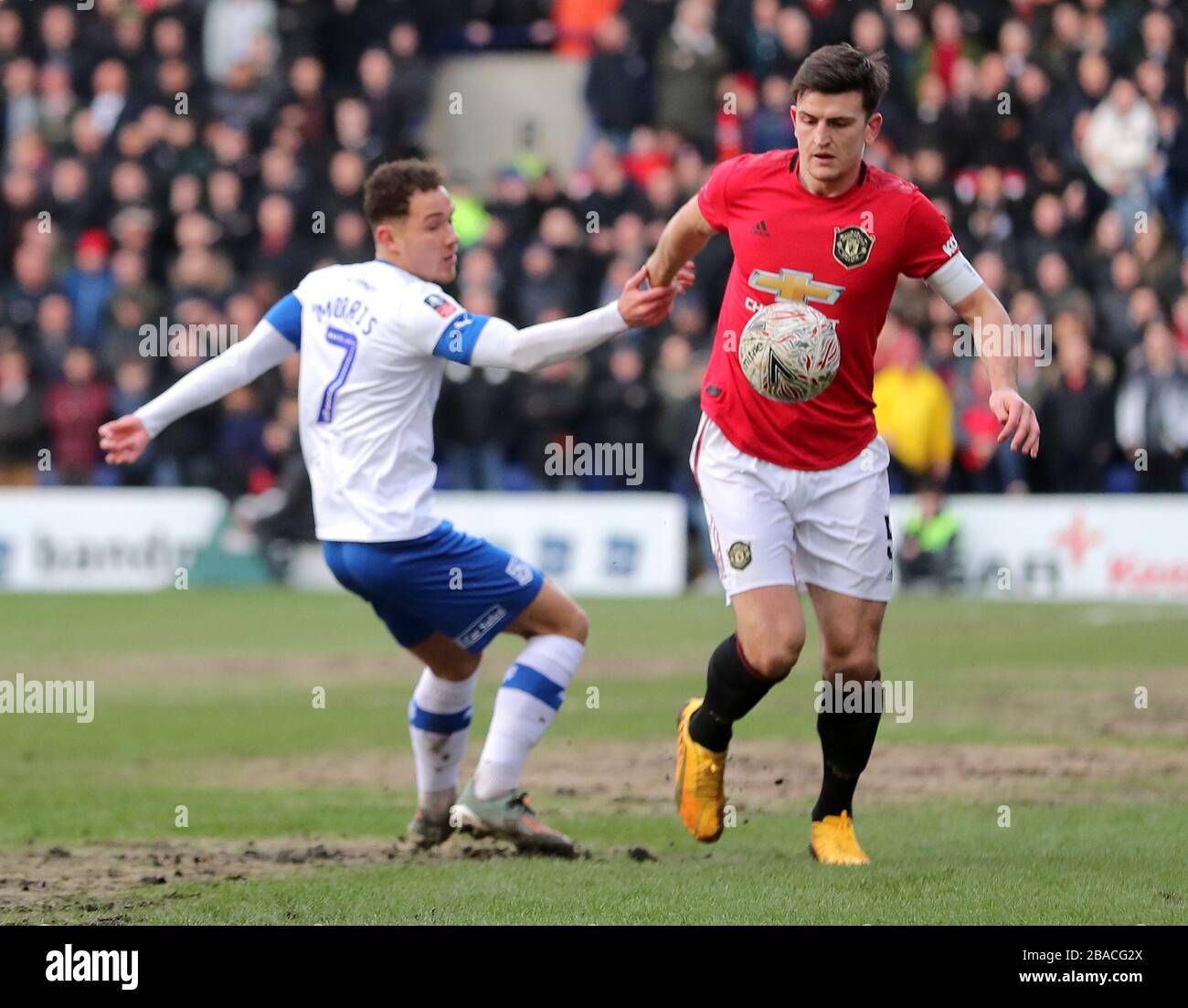 Tranmere Rovers' Kieron Morris (links) und der Harry Maguire Kampf von Manchester United um den Ball Stockfoto