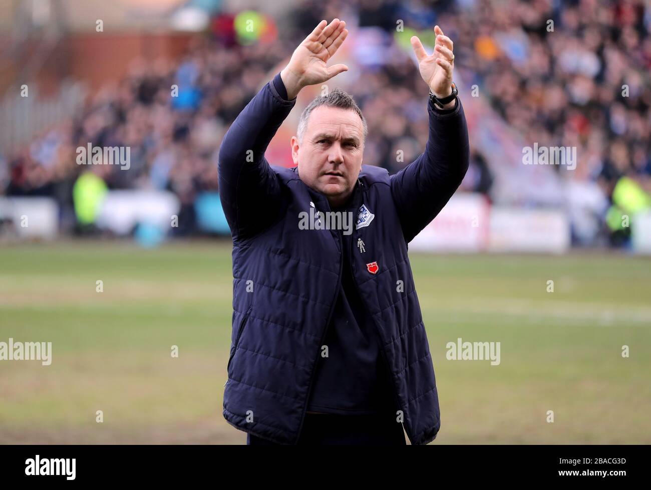 Tranmere Rovers Manager Micky Mellon lobt die Fans nach dem Schlusspfiff Stockfoto