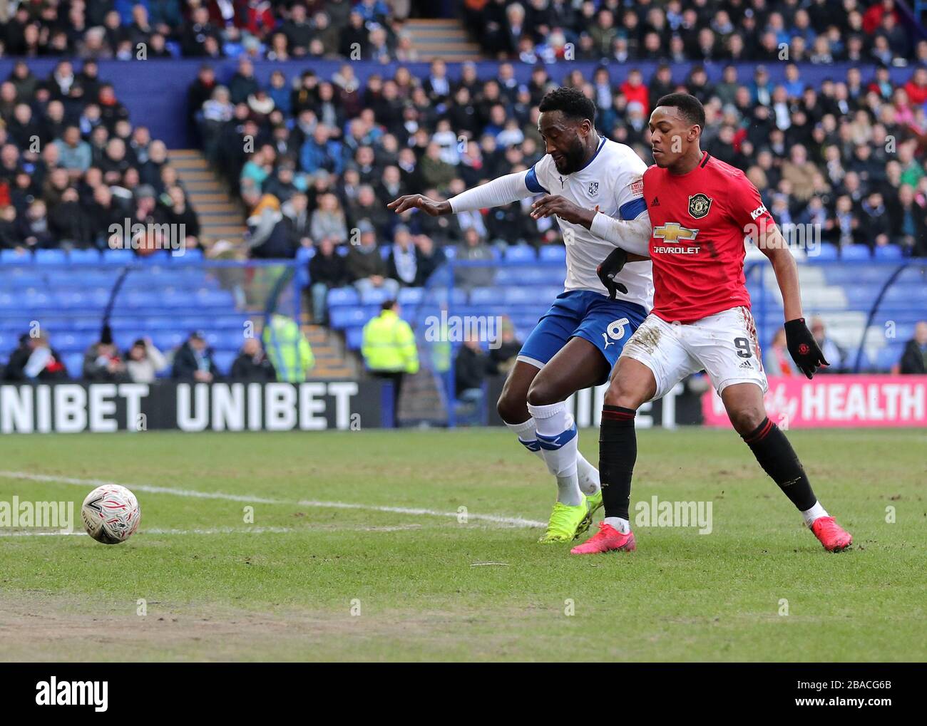 Der Emmanuel Monthe von Tranmere Rovers (links) und Anthony Martial von Manchester United kämpfen um den Ball Stockfoto