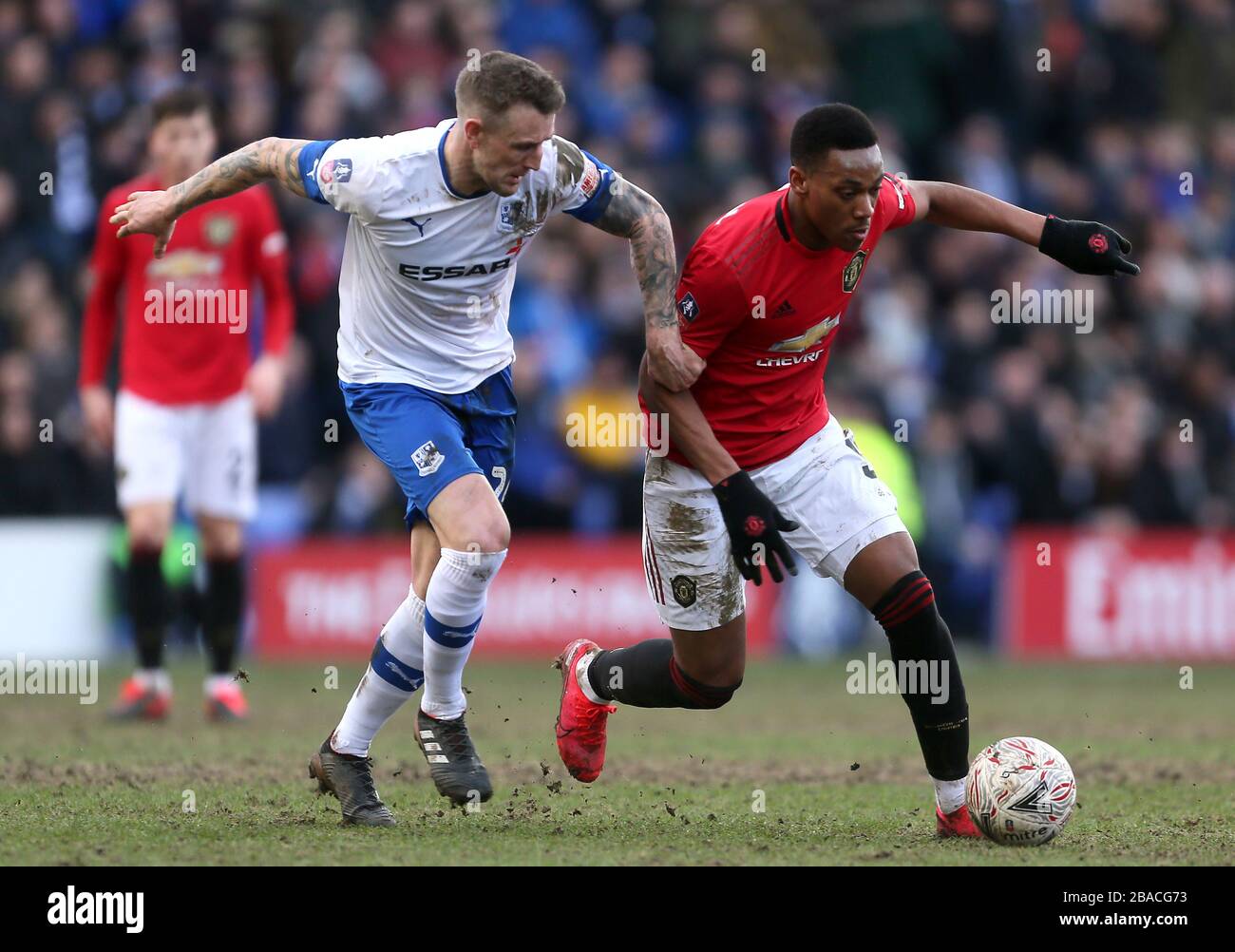 Tranmere Rovers' Peter Clarke (links) und Anthony Martial von Manchester United um den Ball kämpfen Stockfoto