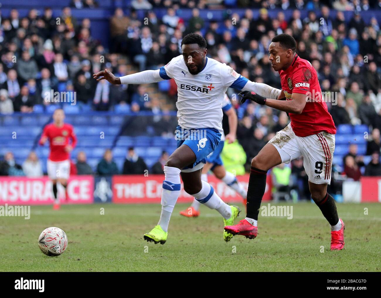 Der Emmanuel Monthe von Tranmere Rovers (links) und Anthony Martial von Manchester United kämpfen um den Ball Stockfoto