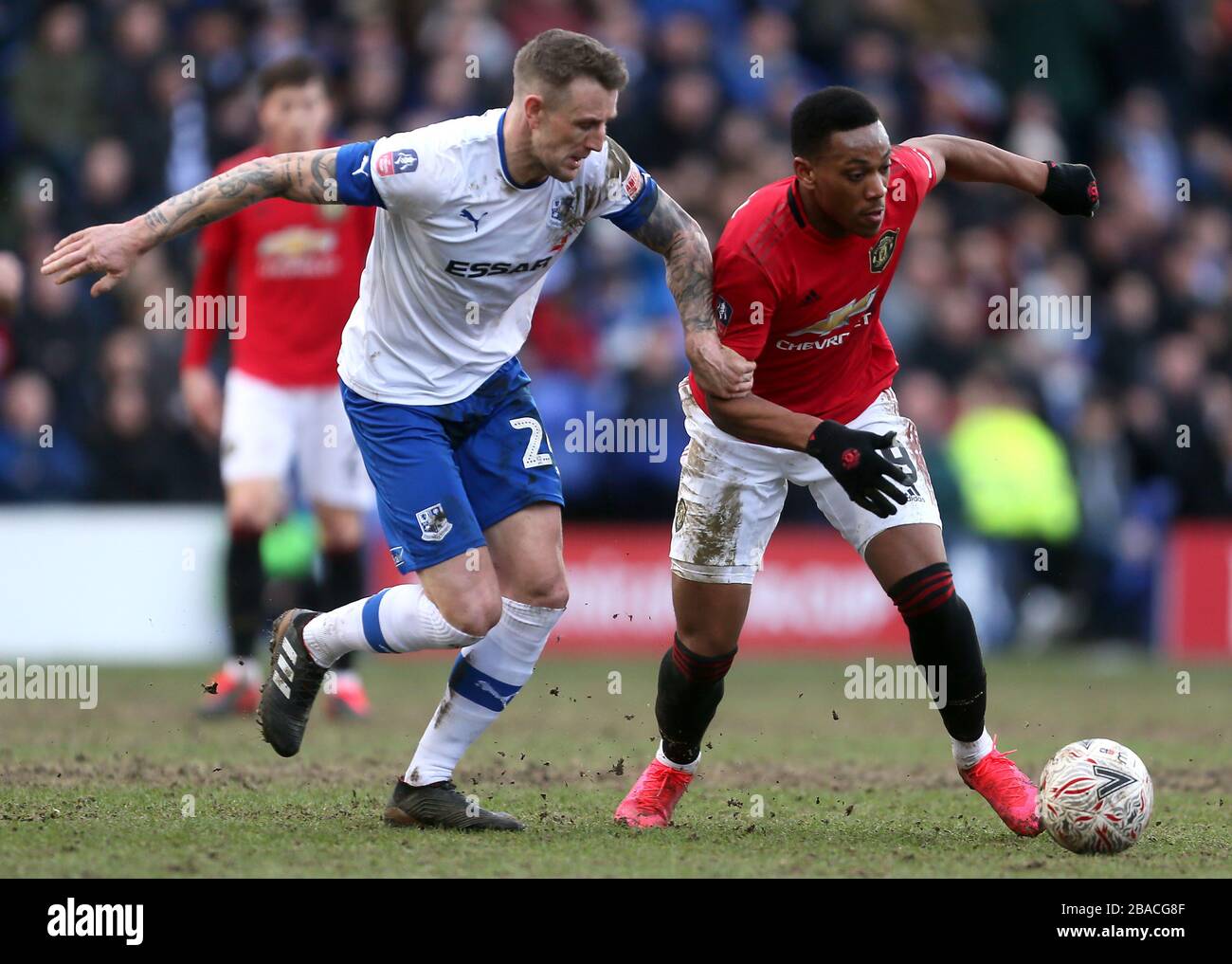 Tranmere Rovers' Peter Clarke (links) und Anthony Martial von Manchester United um den Ball kämpfen Stockfoto